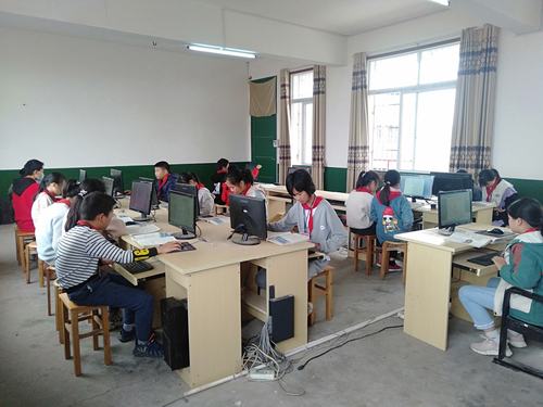配备多台电脑,能够给学生进行现代电子计算机信息技术教学